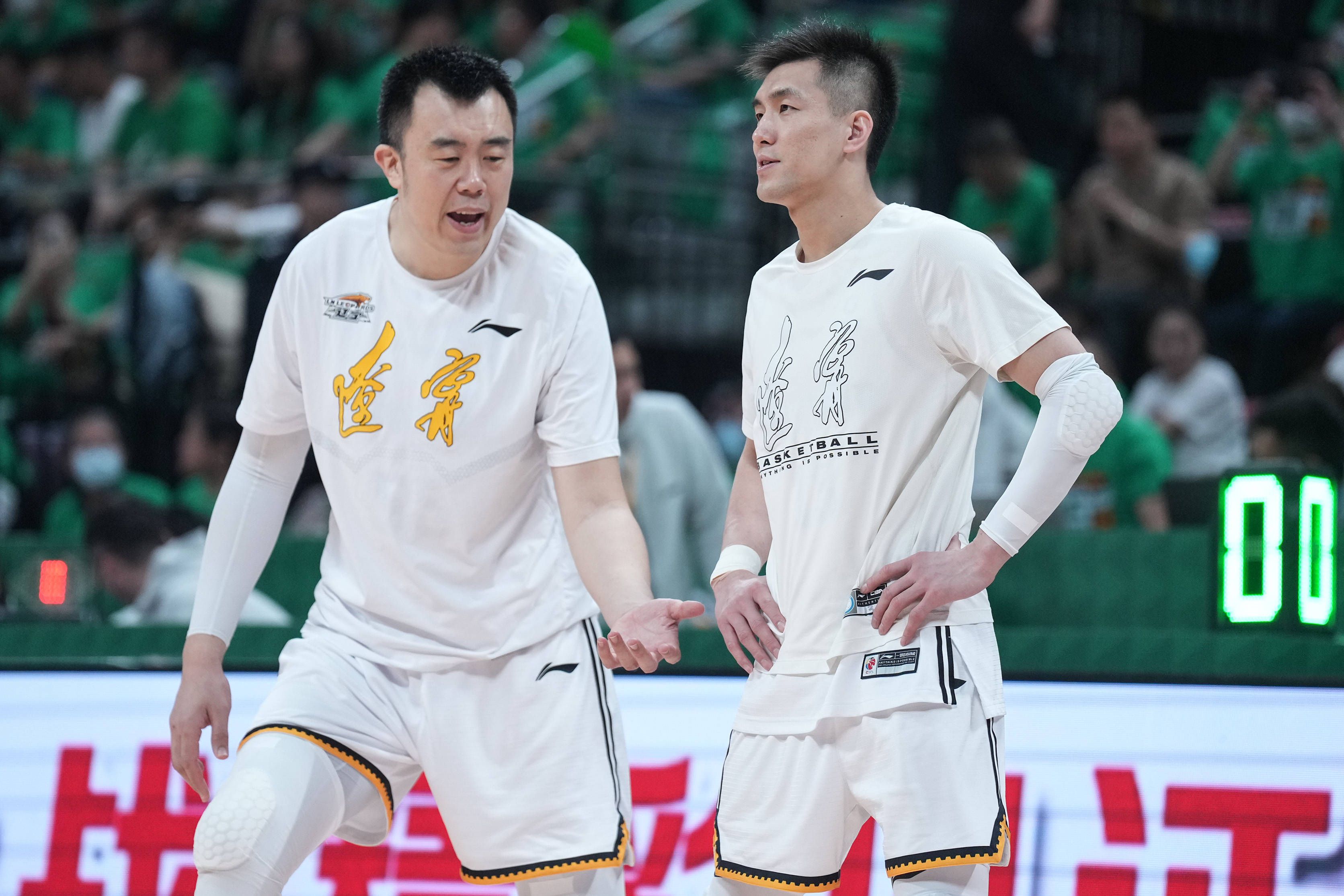 多名NBA高管：鹈鹕几乎不可能裁掉锡安据TA记者MikeVorkunov报道，由于锡安上赛季仅出战了29场比赛，他后三个赛季（2025-26、2026-27、2027-28）的合同将不再受保障。